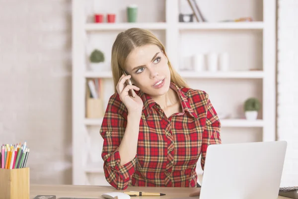 Işkadını dizüstü kullanarak telefon — Stok fotoğraf