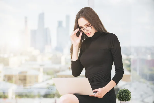 Young female using laptop computer — 图库照片