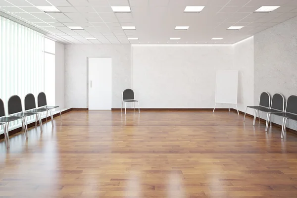 Intérieur avec parquet brillant, murs en béton, plafond à motifs, porte blanche, nombreuses chaises et tableau blanc vide. concept de présentation. Rendu 3D — Photo