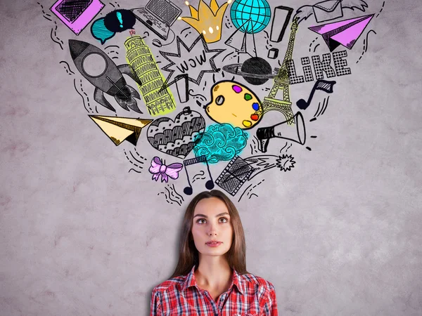 Fille sur fond de béton avec des dessins — Photo