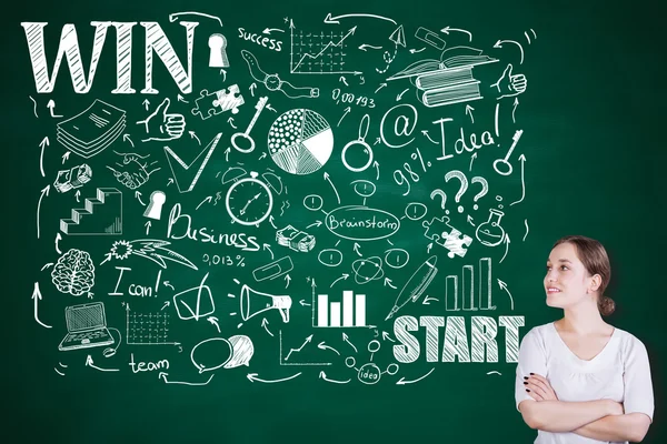 Succes concept met mooie vertrouwen vrouw kijken naar zakelijke schets op schoolbord achtergrond — Stockfoto