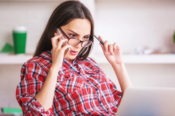 Mujer atractiva usando teléfono y portátil — Foto de Stock