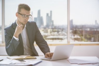 Proje üzerinde çalışan konsantre işadamı