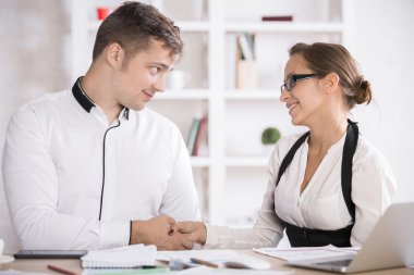 Ofis çalışanları el sıkışıyor