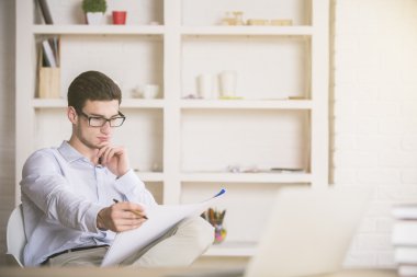 Genç bir mühendis inceleyerek proje