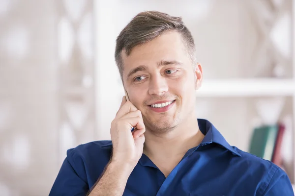 Gülümseyen adam telefonda konuşurken — Stok fotoğraf