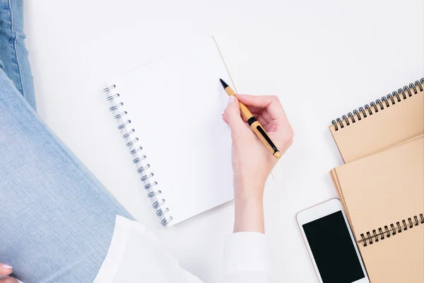 Mulher escrevendo em notepad close-up — Fotografia de Stock