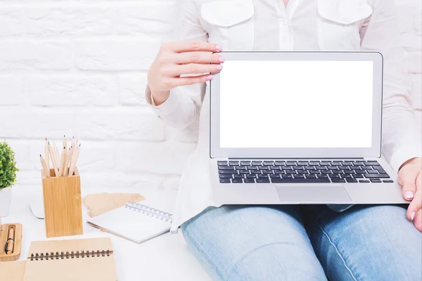 Woman showing white laptop — Stok fotoğraf