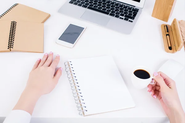 Manos de mujer con café y bloc de notas — Foto de Stock