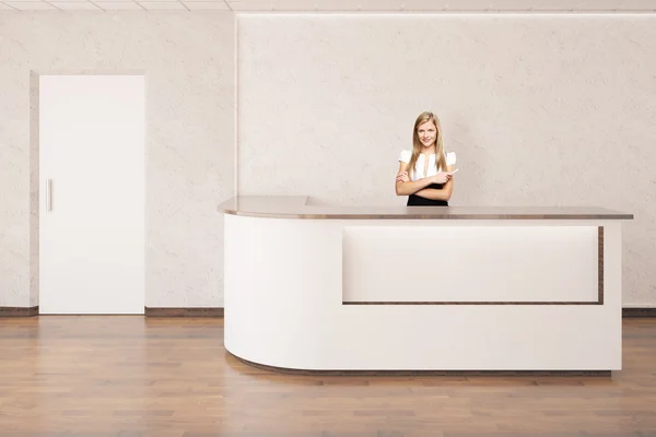 Young businesswoman at reception desk — Stock Photo, Image