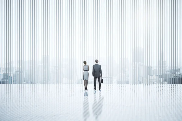 Бизнесмены, стоящие в абстрактном интерьере — стоковое фото