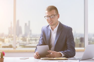 gülümseyen işadamı tablet kullanma