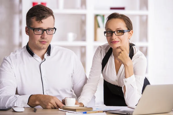 Personas atractivas en el lugar de trabajo — Foto de Stock