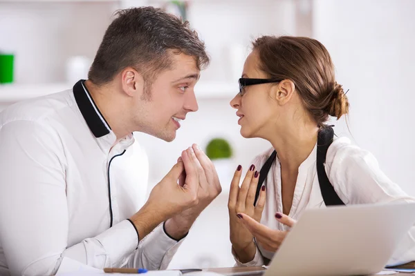 Empresario explicando algo a su colega — Foto de Stock