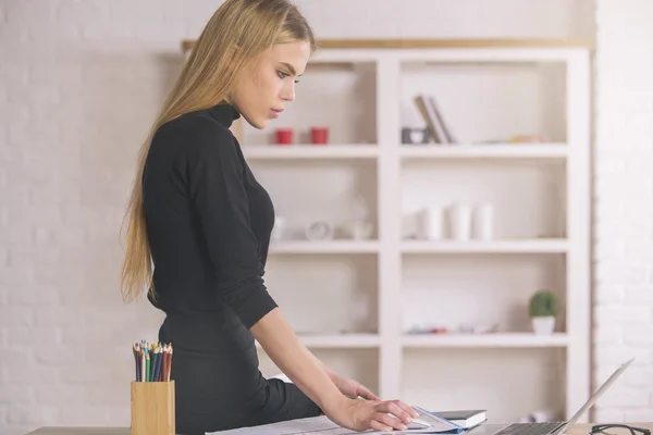 Junge Designer zeichnen Projekt — Stockfoto