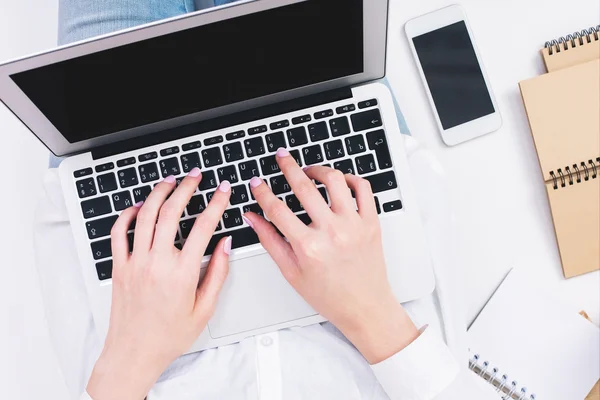 Mecanografía femenina en el primer plano del teclado — Foto de Stock