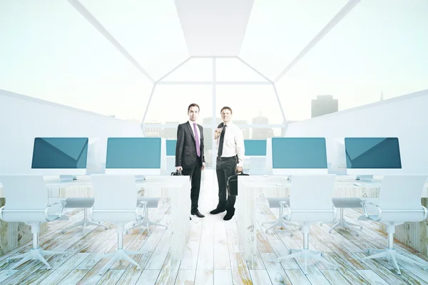 Dva podnikatelé v coworking úřadu — Stock fotografie