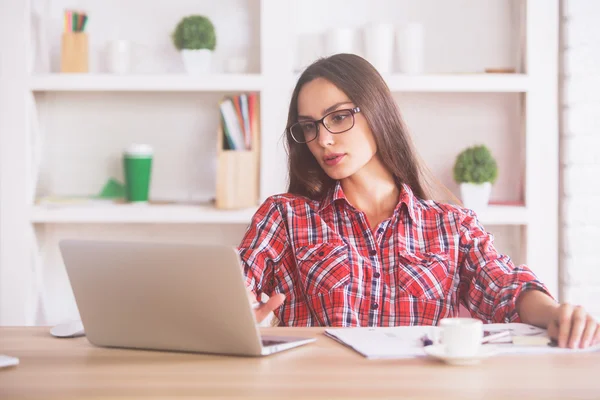 Mujer joven usando el ordenador portátil — Foto de Stock