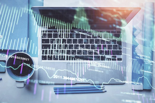 Dubbel exponering av forex diagram ritning över skrivbordsbakgrund med dator. Begreppet finansiell analys. Ovanifrån. — Stockfoto