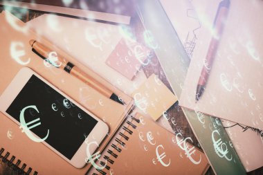 Forx grafik hologramının telefonlu masaüstü üzerinde çoklu pozlandırılması. Üst Manzara. Mobil ticaret platformu kavramı.