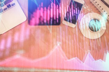 Masaüstü üzerinde telefonlu iki kat mali şema hologramı. Üst Manzara. Mobil ticaret platformu kavramı.