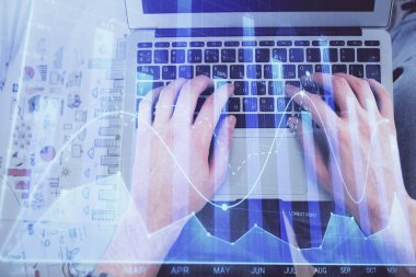 Dizüstü bilgisayar klavyesini ve ön x çizim hologramını yazarken çift pozlama. Üst Manzara. Finans piyasası kavramı.