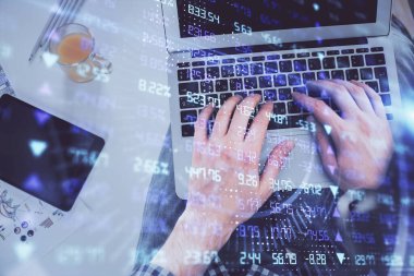 Dizüstü bilgisayar klavyesini ve ön x çizim hologramını yazarken çift pozlama. Üst Manzara. Finans piyasası kavramı.