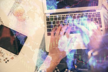Dizüstü bilgisayar klavyesini ve ön x çizim hologramını yazarken çift pozlama. Üst Manzara. Finans piyasası kavramı.