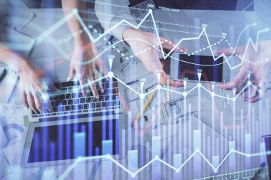 Kadın ve erkeğin birlikte çalıştığı çoklu pozlama ve grafik hologramı çizimi. Finansal analiz konsepti. Bilgisayar arkaplanı. Üst Görünüm.