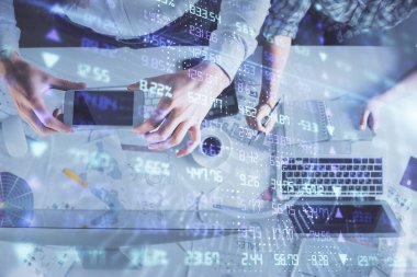 Birlikte çalışan kadın ve erkeğin çifte pozu ve finansal grafik hologramı çizimi. Pazar analizi konsepti. Bilgisayar arkaplanı. Üst Görünüm.