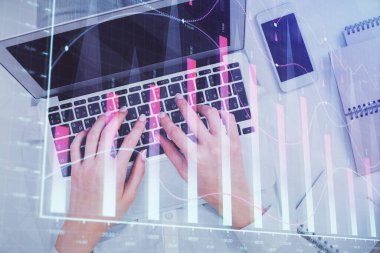 Bilgisayar ve ön x çizim hologramı üzerinde çalışan kadın elleri çift pozlama. Üst Manzara. Mali analiz kavramı.