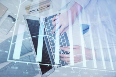 Bilgisayar ve ön grafik hologram çizimi üzerinde çalışan kadın elleri çift pozlama. Üst Manzara. Mali analiz kavramı.