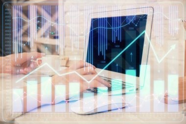 Bilgisayarda ve ön x grafik hologram çiziminde kadın eli yazarken çift pozlama. Borsa analizi kavramı.