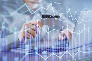 Ellerinde kredi kartı ve forex çizimi olan bir adamın çift pozu. İnternet E-ticaret kavramında hisse senedi ve dijital fintech.