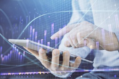 Erkeklerin el ele tutuşup dijital bir cihaz ve ön grafik çizimi kullanırken çift pozlama. Finansal piyasa kavramı.