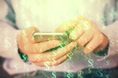 Erkeklerin el ele tutuşup dijital telefon ve forx grafik çizimleri kullanırken birden fazla pozlama. Finansal piyasa kavramı.