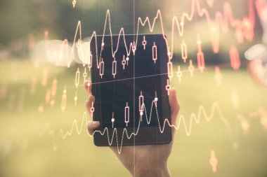 Ön x çizelgesine çift pozlama, hologram çizimi ve cep telefonu kullanan bir kadın. Finansal piyasa kavramı.