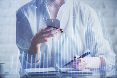 Ön x çizelgesine çift pozlama, hologram çizimi ve cep telefonu kullanan bir kadın. Finansal piyasa kavramı.