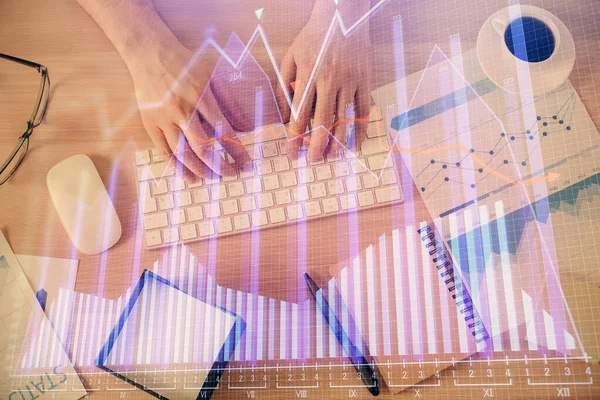 Multi blootstelling van mannen handen typen over computer toetsenbord en forex grafiek hologram tekening. Bovenaanzicht. Begrip financiële markten. — Stockfoto