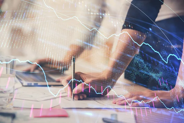 Multi exposición de las manos de la mujer escribiendo en el dibujo del holograma de la computadora y de la carta financiera. Concepto de análisis bursátil. —  Fotos de Stock