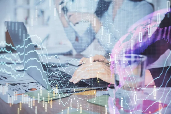 Mehrfachbelichtung von Frauenhänden beim Tippen auf Computer- und Forex-Diagramm-Hologrammzeichnung. Aktienmarktanalysekonzept. — Stockfoto