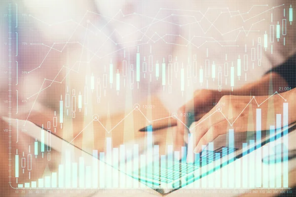 Doppelbelichtung von Frauenhänden beim Tippen auf Computer- und Forex-Diagramm-Hologrammzeichnung. Börseninvestitionskonzept. — Stockfoto