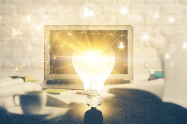 Sosyal ağ hologramıyla birlikte bilgisayar masaüstünde. Çoklu maruz kalma. Uluslararası insan ilişkileri kavramı.