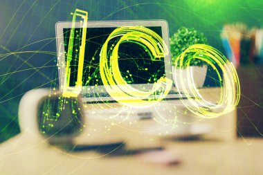 Blockchain temalı holograma ve bilgisayar arkaplanlı masaya çift pozlama. Bitcoin şifreleme para birimi kavramı.