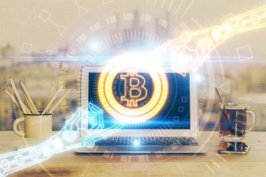 Blockchain temalı holograma ve bilgisayar arkaplanlı masaya çift pozlama. Bitcoin şifreleme para birimi kavramı.