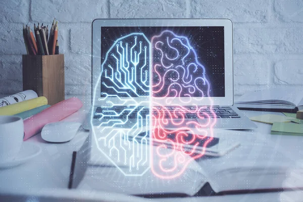 Doppelbelichtung des Arbeitsplatzes durch Computer und menschliches Gehirn mit Hologramm. Brainstormkonzept. — Stockfoto
