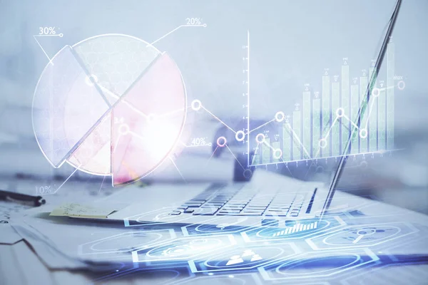 Gráfico de mercado de ações em segundo plano com mesa e computador pessoal. Dupla exposição. Conceito de análise financeira. — Fotografia de Stock
