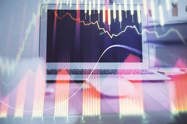 個人的なコンピュータの背景に描かれた株式市場のチャートのホログラム。多重露光。投資の概念. — ストック写真