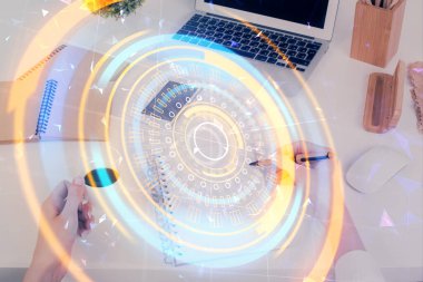 Teknoloji temalı hologram, kadınların elleri üzerinde not alıyor. Teknoloji kavramı. Çift pozlama