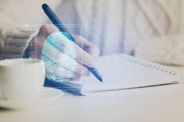 Not alan ellerin üzerinde mavi parmak izi hologramı. Güvenlik kavramı. Çift pozlama